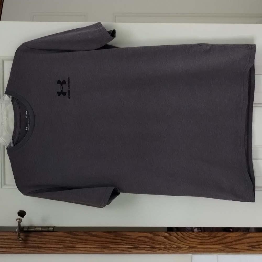 Under Armour men's gray short sleeve Tshirt, like new